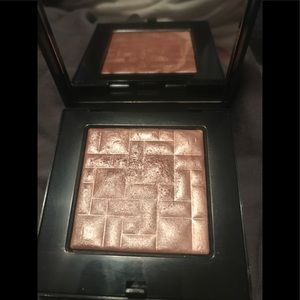 Bobbi Brown highlighting powder in Tawny Glow